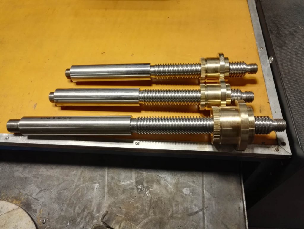 TR -ruuveja ja muttereita